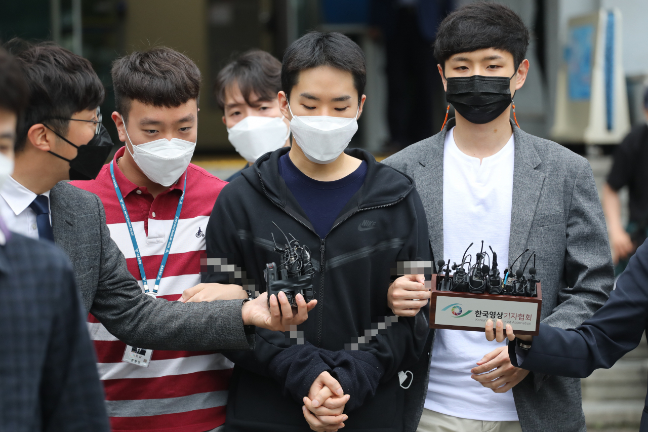 음란영상 판매 피의자 김영준이 11일 오전 검찰로 가기위해 종로경찰서에서 나오고 있다. 김씨는 남성 1300명으로부터 2만7000개 영상 불법 촬영해 소지했으며 피해 남성 유인용 여성 불법 촬영물 등도 4만5000여개를 보유한 것으로 확인됐다. 피해자 중에는 아동·청소년도 39명 포함됐다. [연합]