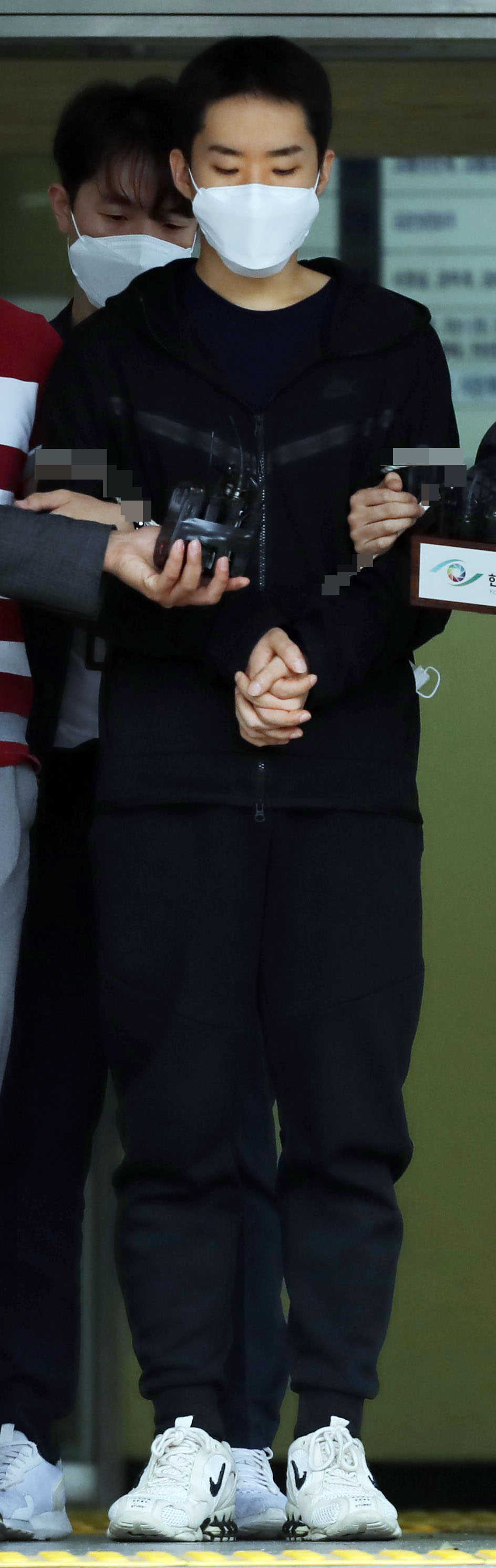 음란영상 판매 피의자 김영준이 11일 오전 검찰로 가기 위해 종로경찰서에서 나오고 있다. [연합]