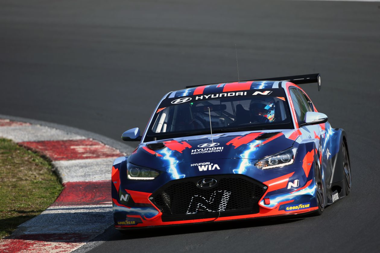현대차그룹은 순수 전기차 모델만으로 운영되는 모터스포츠 경기 ‘ETCR(Electric Touring Car Racing)’에 수소연료전지 발전 시스템을 제공한다고 11일 밝혔다. 현대자동차 벨로스터 N ETCR 경주차.[현대차그룹 제공]