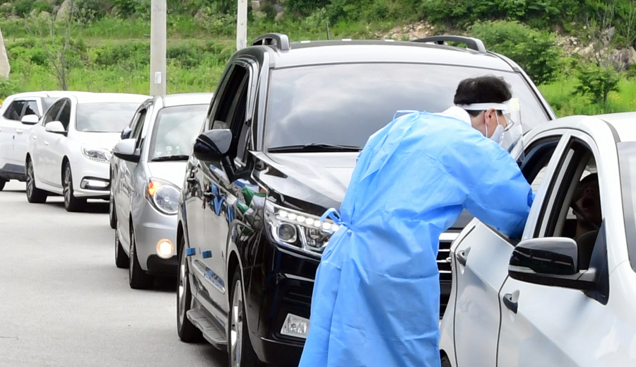 10일 강원 화천군 사내면 사내생활체육공원에 설치된 코로나19 임시 선별진료소에서 차량들이 줄지어 검사를 받고 있다. [연합]
