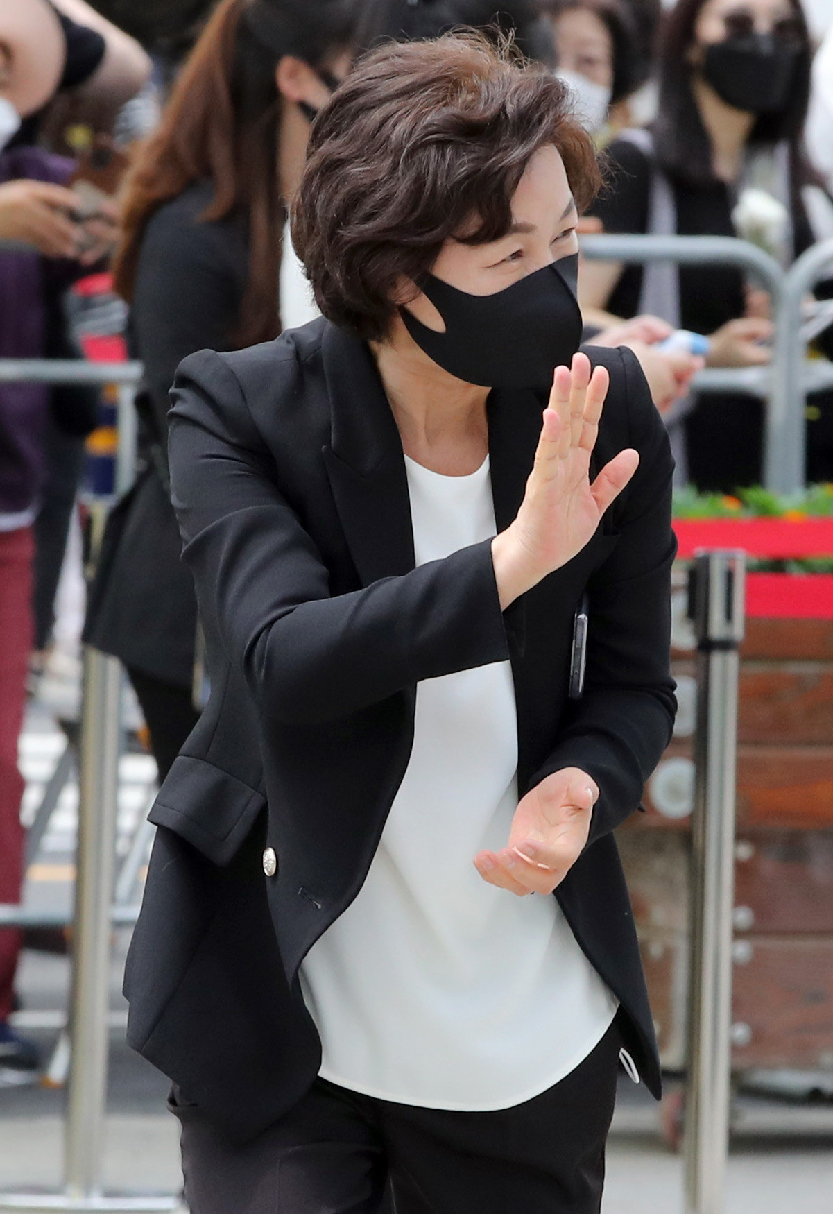 추미애 전 법무부 장관이 지난달 23일 경남 김해시 진영읍 봉하마을에서 엄수한 ‘노무현 전 대통령 서거 12주기 추도식’에 참석하고 있다. [연합]