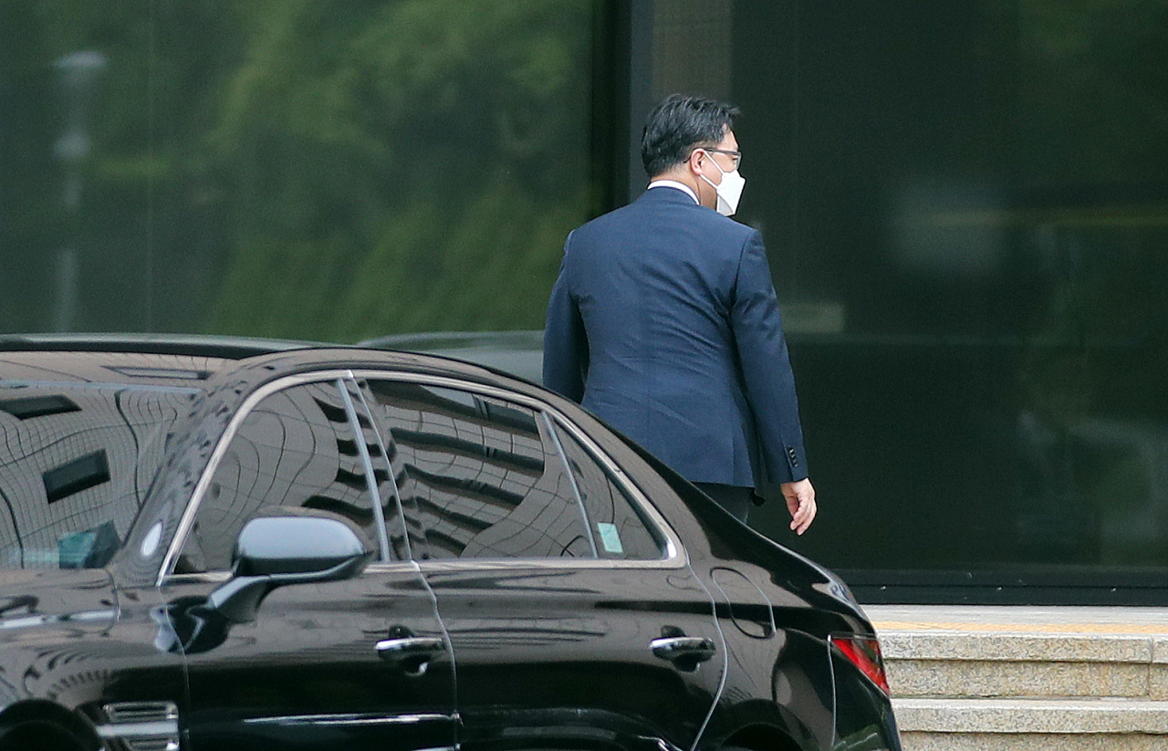 10일 오후 김진욱 공수처장이 정부과천청사 내 공수처 청사로 들어가고 있다. [연합]