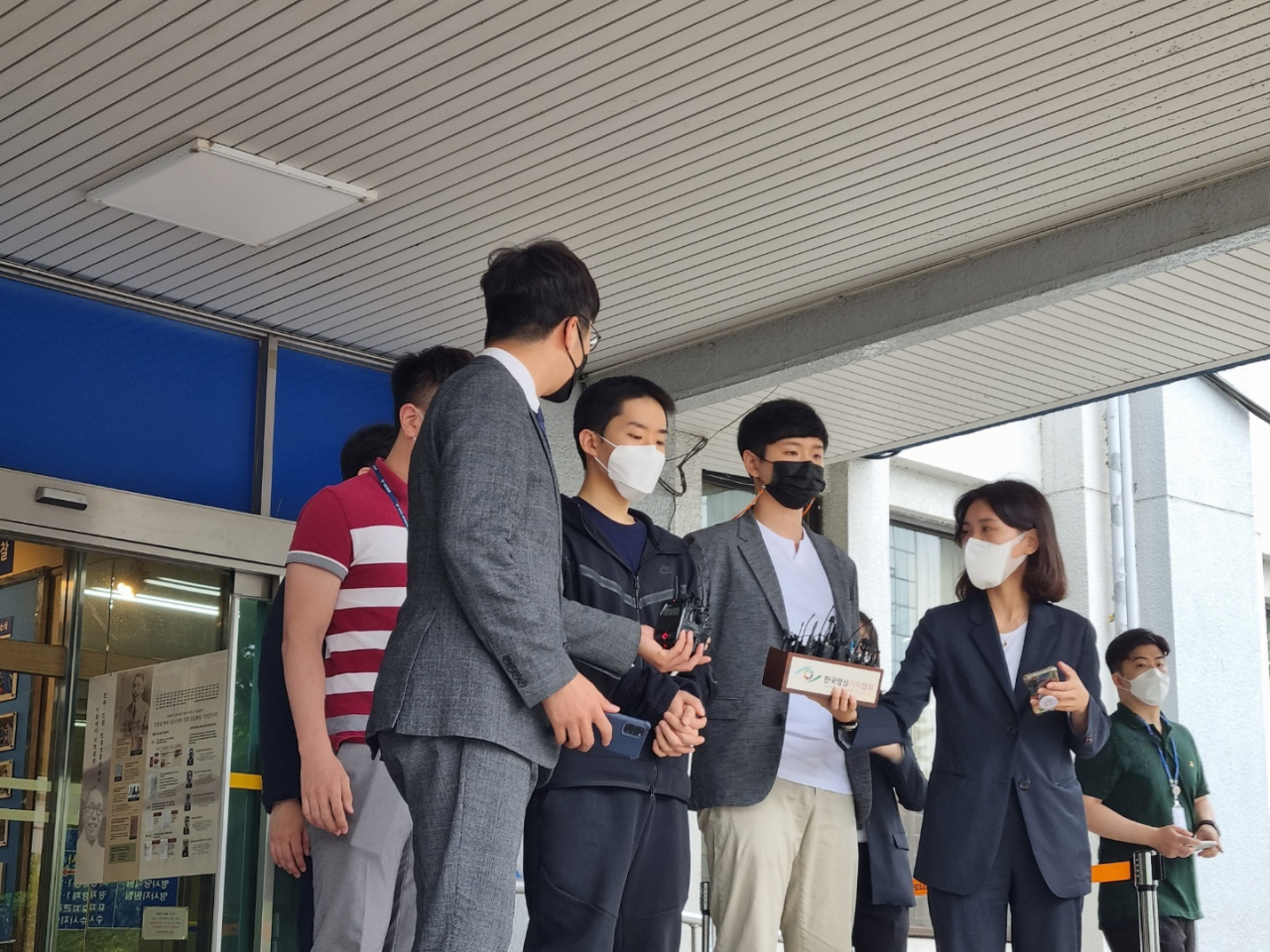 11일 서울 종로경찰서에서 아동청소년성보호법, 성폭력처벌법 등 혐의로 구속된 김영준이 검찰에 송치되기 전 카메라 앞에 섰다. 주소현 기자/addressh@heraldcorp.com