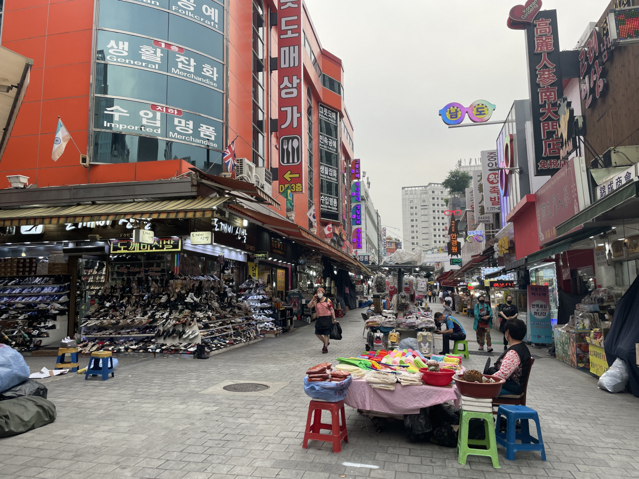 10일 오후 서울 중구 남대문 시장에서 도로를 점용한 노점상들이 거리에 손님이 없어 한가로이 앉아 있다. 김유진 기자/kacew@heraldcorp.com