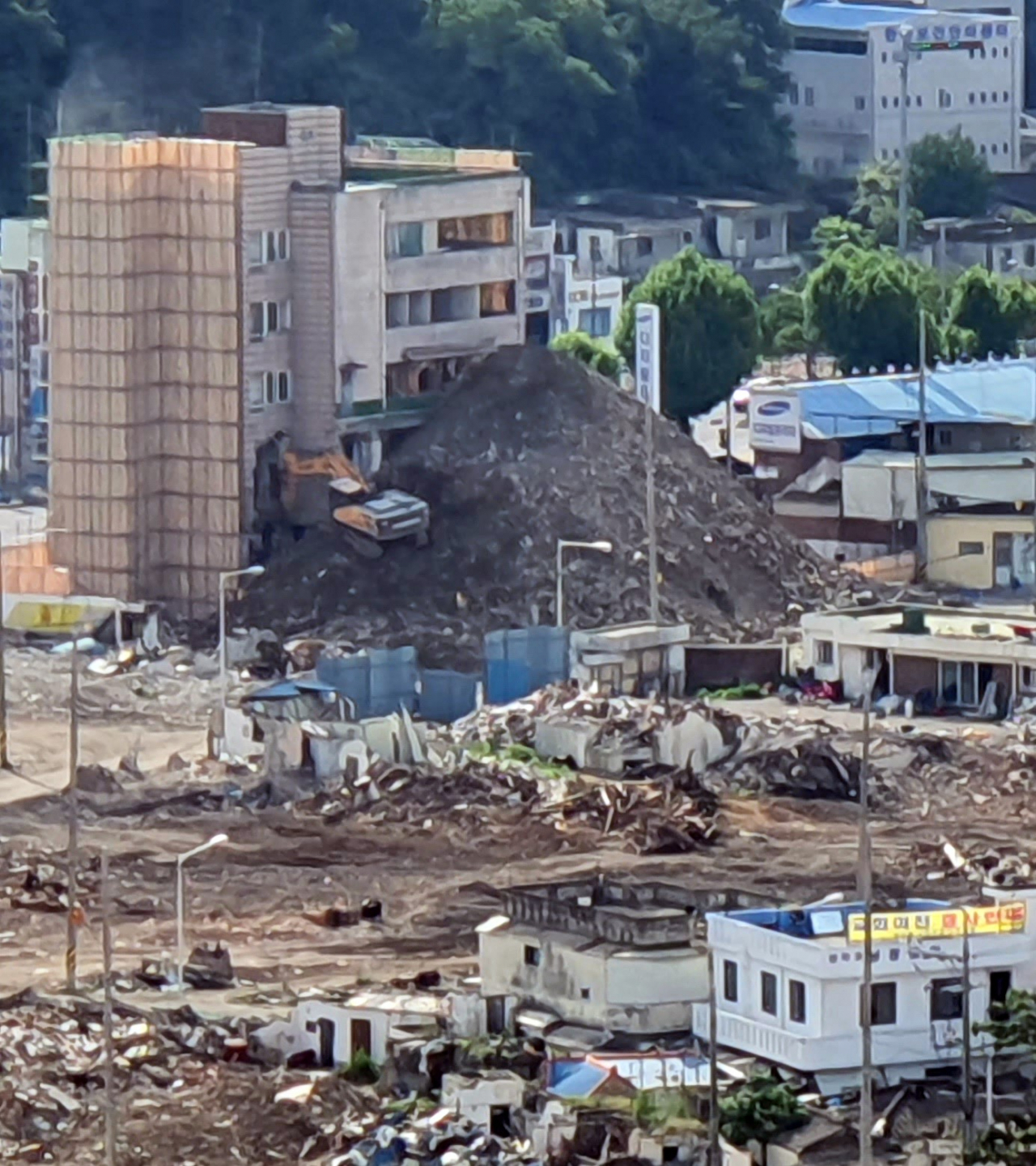 지난 9일 9명의 사망자를 내며 붕괴된 광주 동구 재개발구역 내 건물의 지난 1일 모습. 철거업체가 해체계획서와 다르게 건물 저층부터 철거하는 모습이 촬영됐다. [연합]