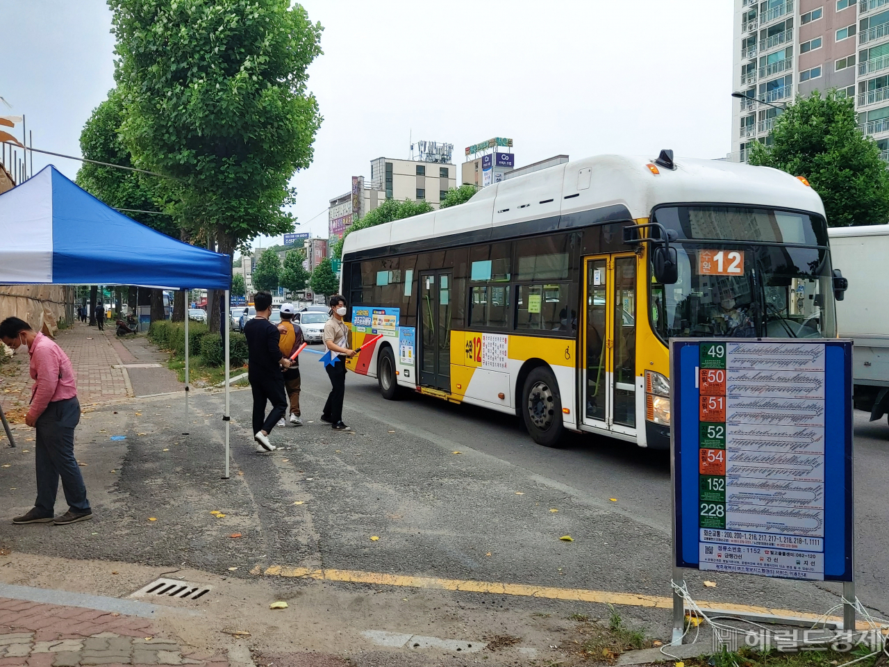 지난 10일 오후 광주 학동 사고 현장에서 100m 떨어진 지점에 설치된 임시 버스정류장의 모습. 시내버스 업체 직원들이 돌아가며 달라진 정차 지점을 안내하고 있다. 강승연 기자/spa@heraldcorp.com