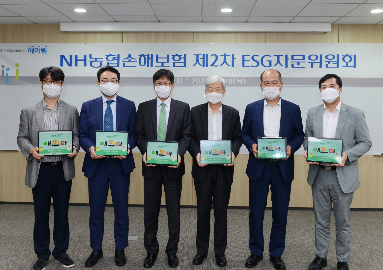 농협손해보험은 10일 서울 서대문구 본사에서 ‘제2차 ESG자문위원회’를 열고 ESG 투자 확대 방안에 대해 논의했다. [NH농협손보 제공]