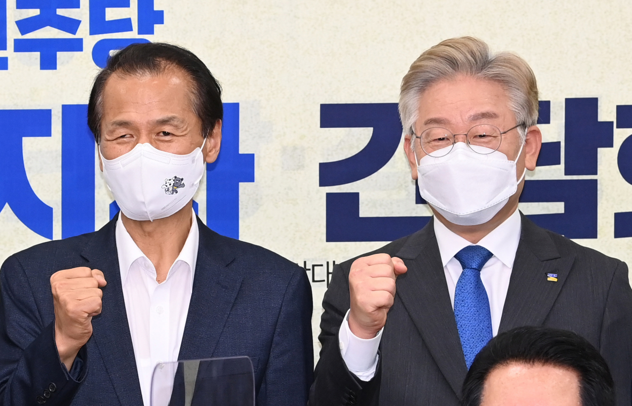 지난 10일 오후 서울 여의도 국회에서 열린 더불어민주당 시도지사 간담회에서 이재명 경기도지사(오른쪽)와 최문순 강원도지사가 참석자들과 기념 촬영을 하고 있다. [이상섭 기자]