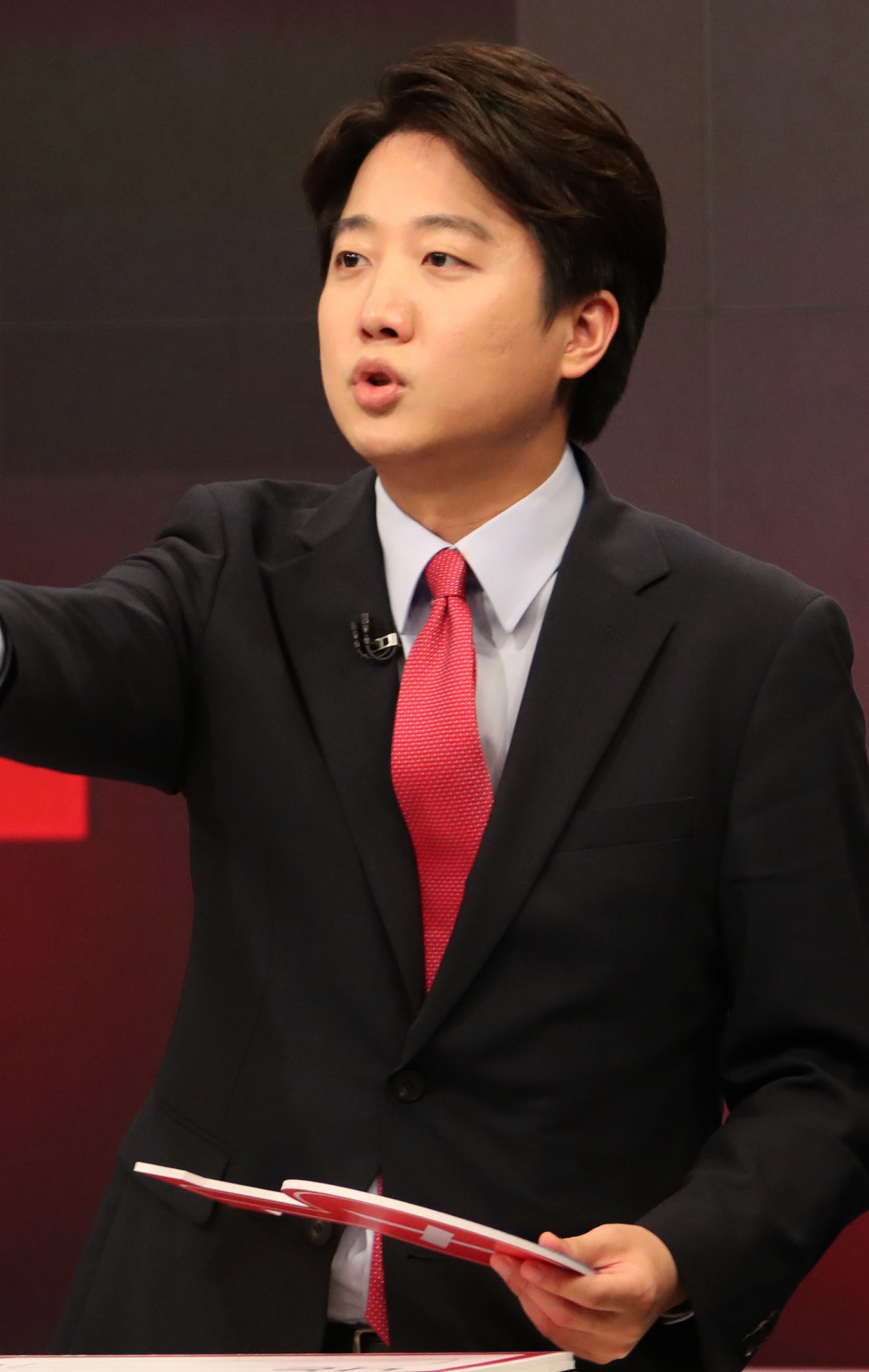 국민의힘 당대표선거에 출마한 이준석 후보가 7일 오후 서울 중구 태평로 TV조선 스튜디오에서 열린 토론회에서 발언을 하고 있다. [연합]