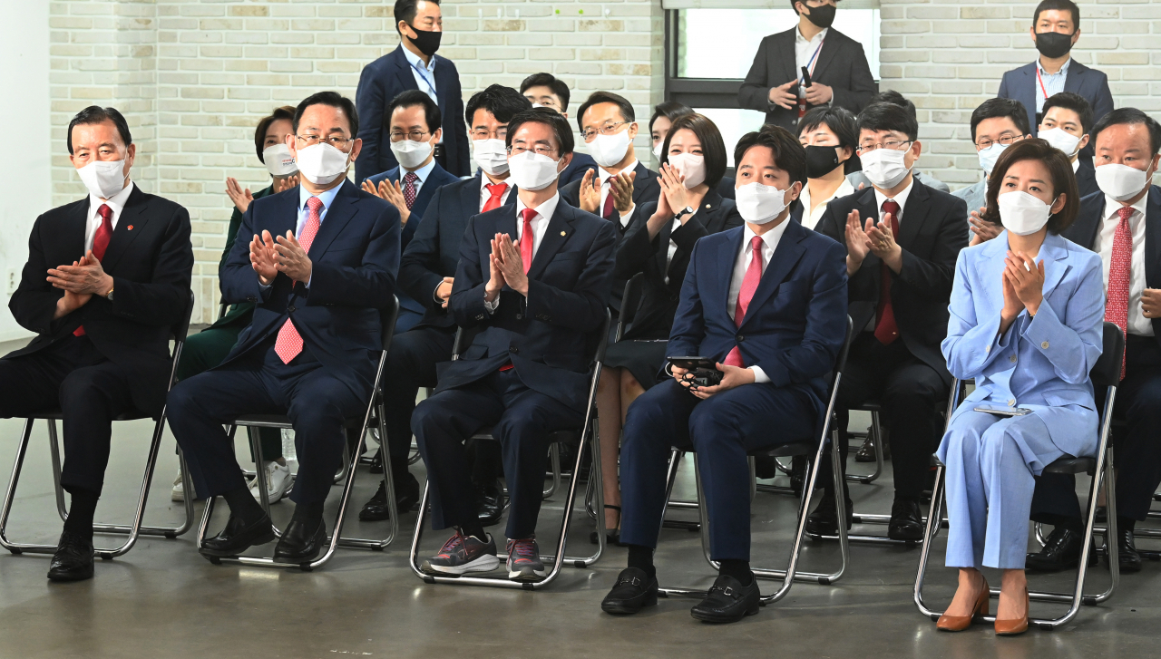 국민의힘 당 대표 후보자인 나경원(오른쪽 부터), 이준석, 조경태, 주호영, 홍문표 후보가 11일 서울 영등포구 중앙당사에서 열린 전당대회에서 박수치고 있다. 연합뉴스