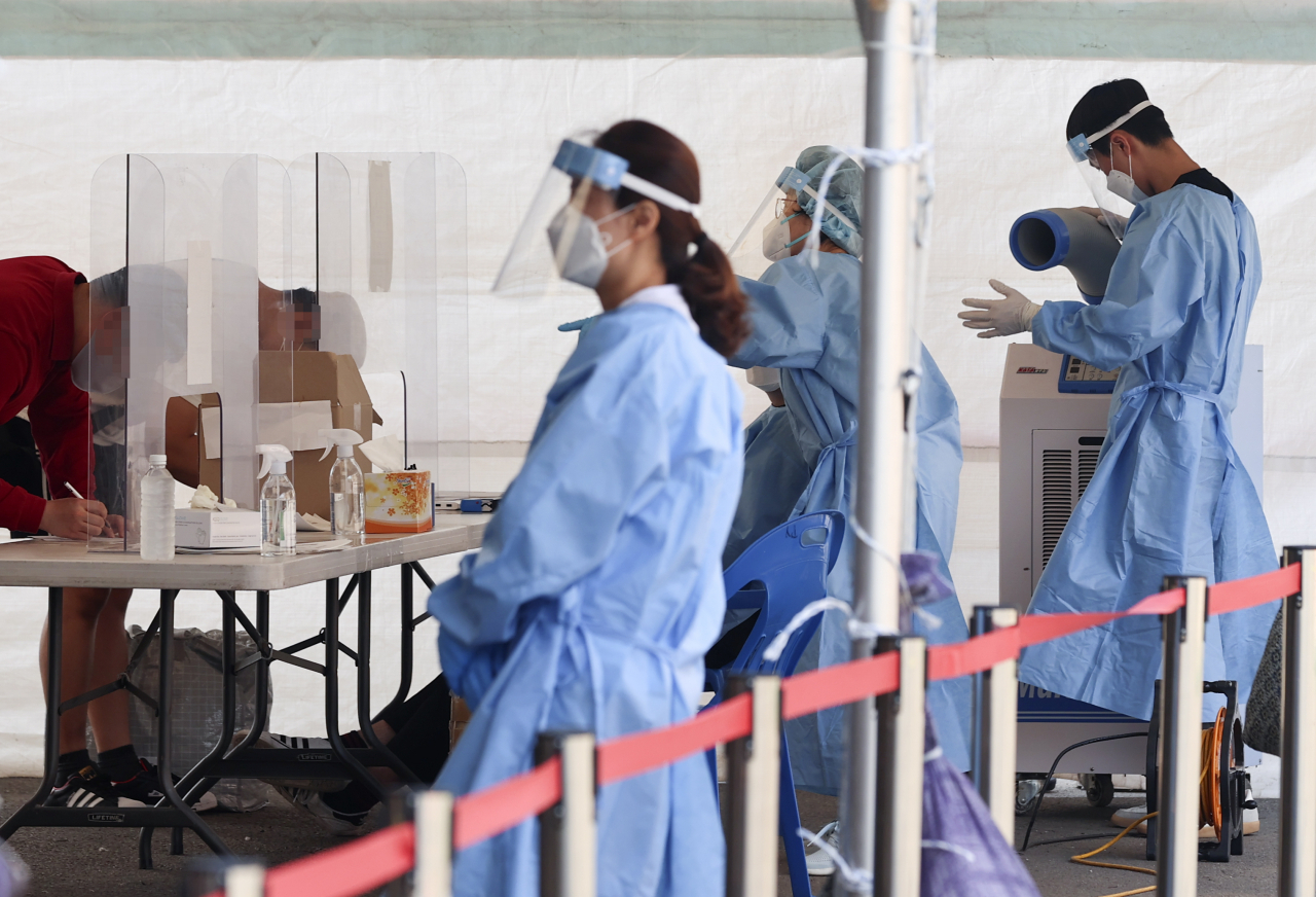 9일 오전 서울역 광장 중구임시선별검사소에서 관계자들이 업무를 보고 있다. 8일 하루 서울에서 발생한 신종 코로나바이러스 감염증 신규 확진자 수가 183명으로 집계됐다고 중앙방역대책본부가 이날 밝혔다. 연합뉴스