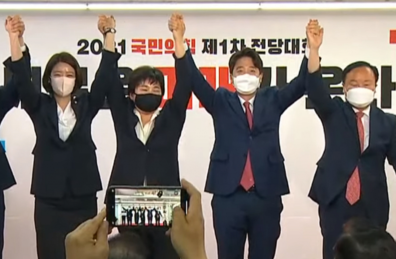 이준석 국민의힘 신임 당대표가 11일 서울 여의도 국민의힘 중앙당사에서 열린 제1차 전당대회에서 당대표로 선출 된 뒤 기뻐하고 있다. 이상섭 기자/