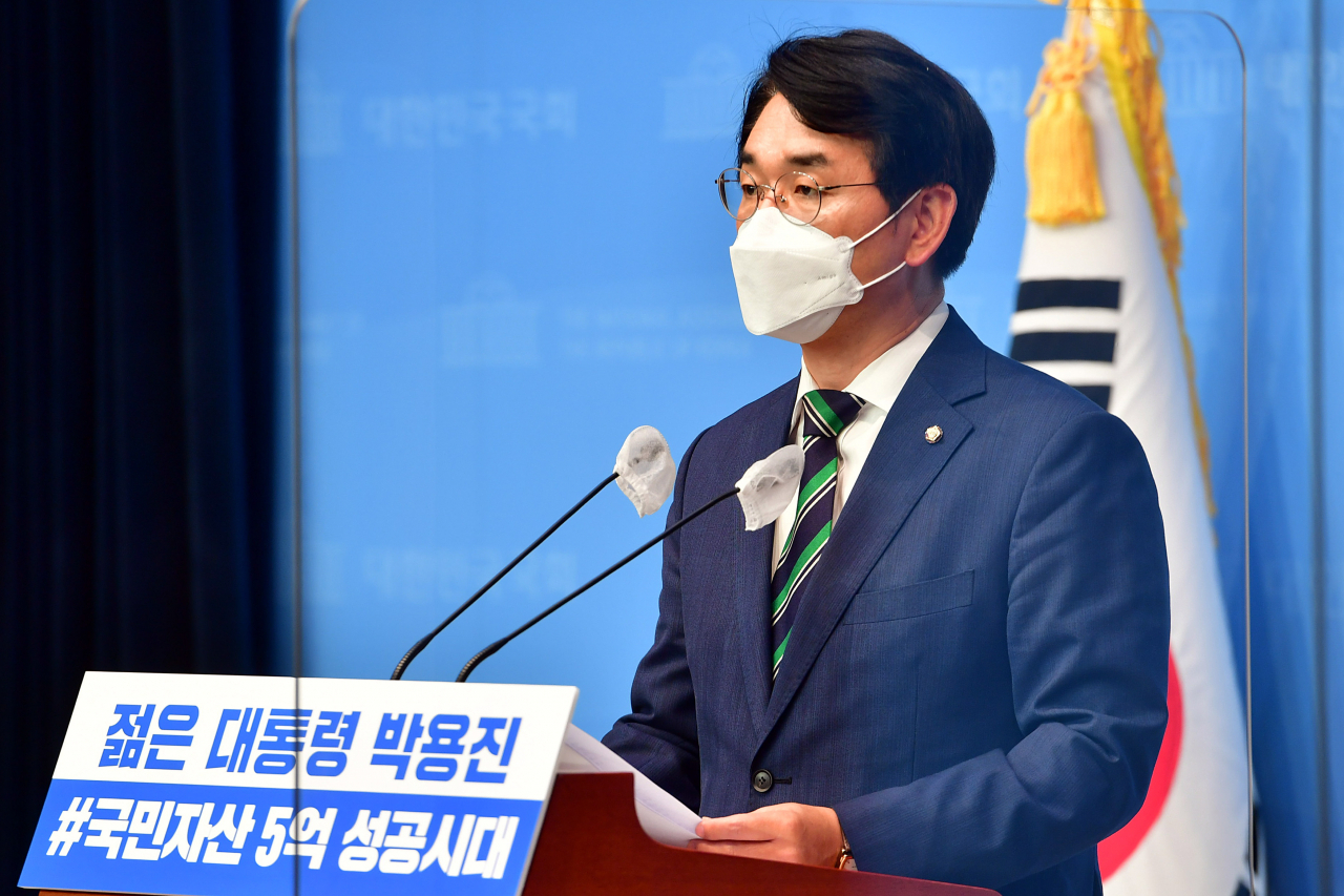 대선 출마를 선언한 더불어민주당 박용진 의원이 10일 오전 국회 소통관에서 정책 관련 기자회견을 하고 있다. 2021.6,10 연합뉴스