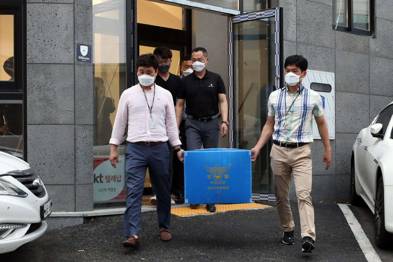 사상자 17명이 발생한 철거 건물 붕괴 사고와 관련해 경찰이 지난 10일 오후 광주 동구 학동4구역 재개발사업 시행사인 HDC현대산업개발의 현장사무소에서 압수품을 챙겨 나오고 있다. [연합]