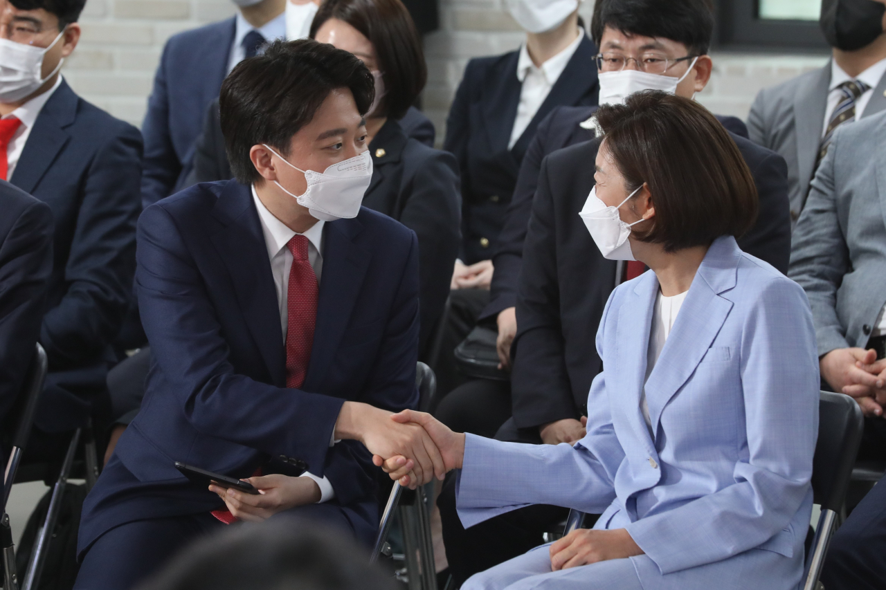 이준석 국민의힘 신임 당 대표가 11일 오전 서울 여의도 국민의힘 당사에서 열린 1차 전당대회에서 당선이 확정된 뒤 나경원 후보의 축하를 받고 있다. [연합]