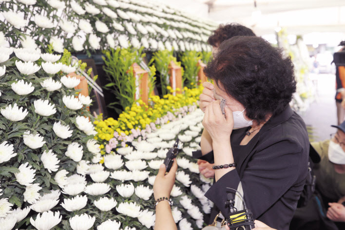 11일 오전 광주 동구청 주차장에 마련된 ‘학동4구역 재개발 붕괴 사고 피해자 합동분향소’에서 한 사망자의 지인들이 울음을 터트리고 있다. [연합]