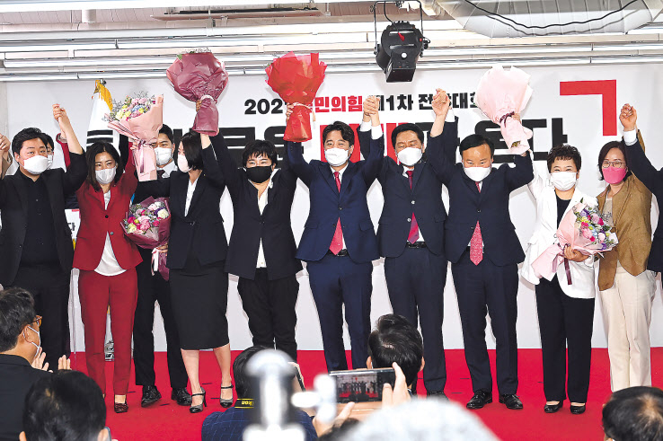 국민의힘 이준석 새 대표와 최고위원 등이 11일 서울 여의도 중앙당사에서 열린 전당대회에서 함께 손을 잡고 기뻐하고 있다. 오른쪽 세 번째부터 김재원 최고위원, 김기현 원내대표, 이준석 대표, 조수진, 배현진 최고위원. 이상섭 기자/babtong@