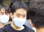 음란영상 판매 피의자 김영준이 11일 오전 검찰로 가기 위해 종로경찰서에서 나오고 있다. [연합]