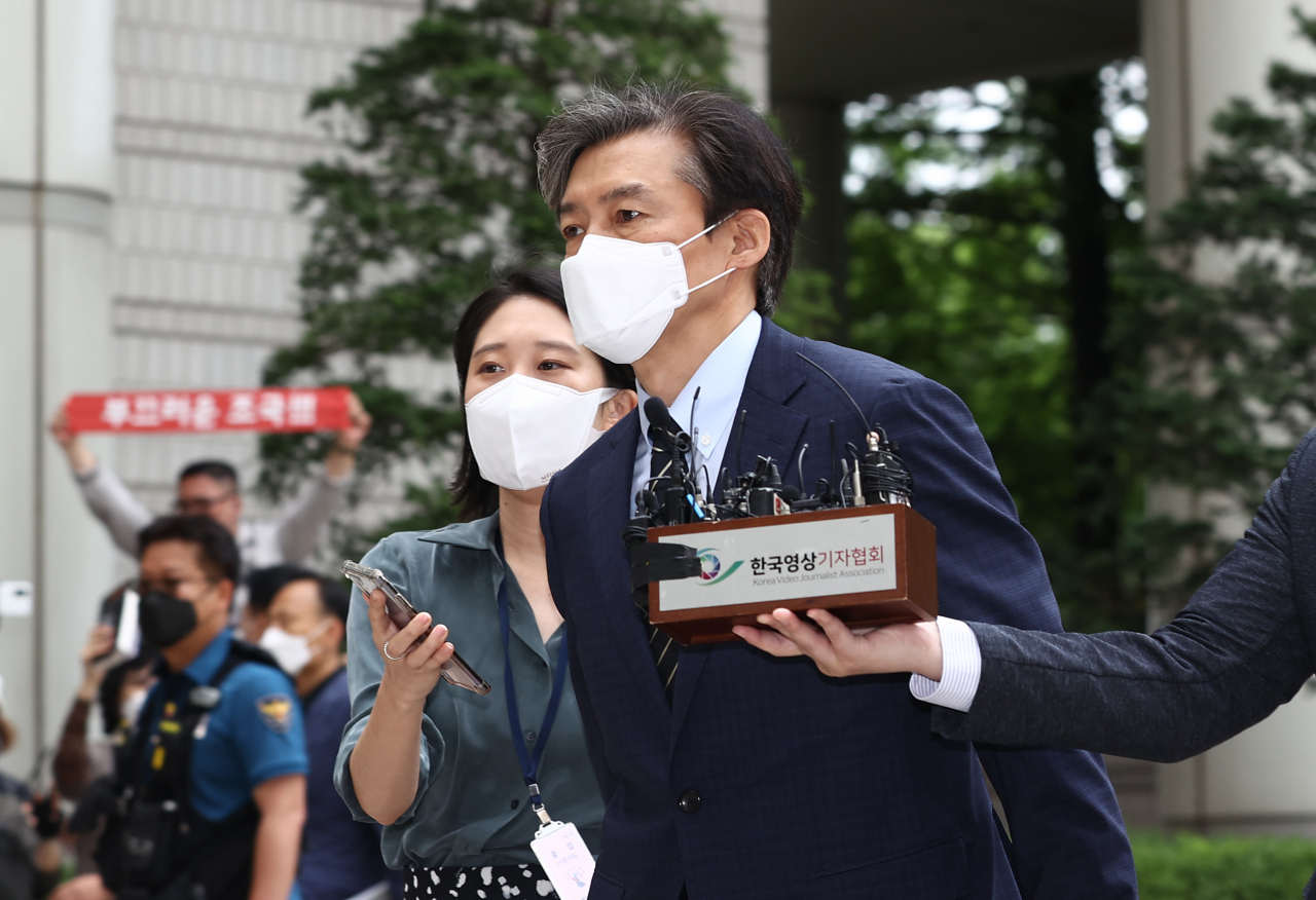자녀 입시비리와 유재수 전 부산시 경제부시장 감찰 무마 등 혐의로 재판에 넘겨진 조국 전 법무부 장관이 11일 서초동 서울중앙지법에 출석하고 있다. [연합]