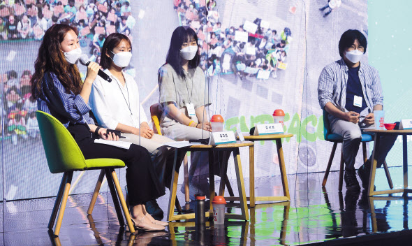 10일 열린 제1회 H.eco포럼의 세번째 세션 ‘행동하는 기후시민’ 토크에서 시민 활동가들이 기후위기 극복을 위한 다양한 의견을 내고 있다. 왼쪽부터 사회를 맡은 유지연 그린피스 캠페이너, 조은별 기후변화청년모임 빅웨이브 활동가, 김서경 청소년기후행동 활동가, 김재한 영화감독. 박해묵 기자