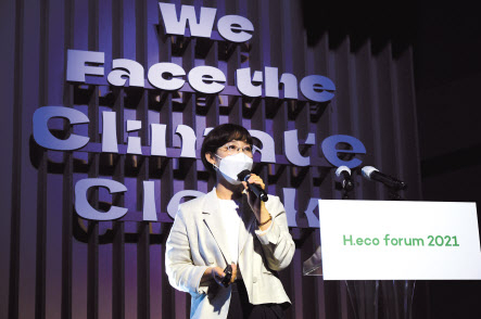 오정화 아모레퍼시픽 지속가능경영 디비전장이 10일 열린 제1회 H.eco포럼 세션2 ‘산업의 대전환’에서 ‘아름다움과 환경, 대자연과 공감을 위한 기업의 아리따운 약속’을 주제로 강연하고 있다. 박해묵 기자