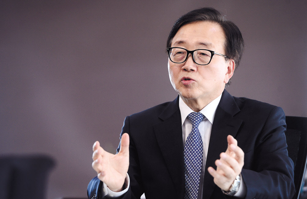 이동근 한국경영자총협회 상근부회장이 지난 2일 서울시 마포구 경총회관 집무실에서 인터뷰에 응하고 있다. 그는 중대재해처벌법에 대해 충분한 검토와 논의과정을 거쳐 법률이 제정됐어야 한다고 지적했다. 이상섭 기자