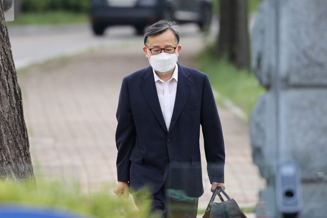 성접대·뇌물 혐의로 기소돼 징역형을 선고받은 김학의 전 법무부 차관이 지난 10일 오후 경기도 의왕시 서울구치소에서 보석으로 석방되고 있다. 대법원은 이날 열린 김 전 차관의 상고심에서 징역 2년 6개월을 선고한 원심을 깨고 사건을 서울고법으로 돌려보냈으며, 지난 2월 청구한 보석도 허가했다. [연합]
