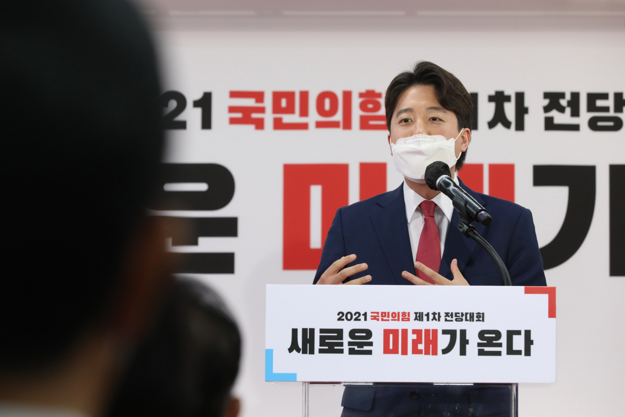 이준석 국민의힘 신임 당대표가 11일 서울 여의도 국민의힘 중앙당사에서 열린 제1차 전당대회에서 당대표로 선출된 뒤 수락연설을 하고 있다. [헤럴드경제=이상섭 기자]
