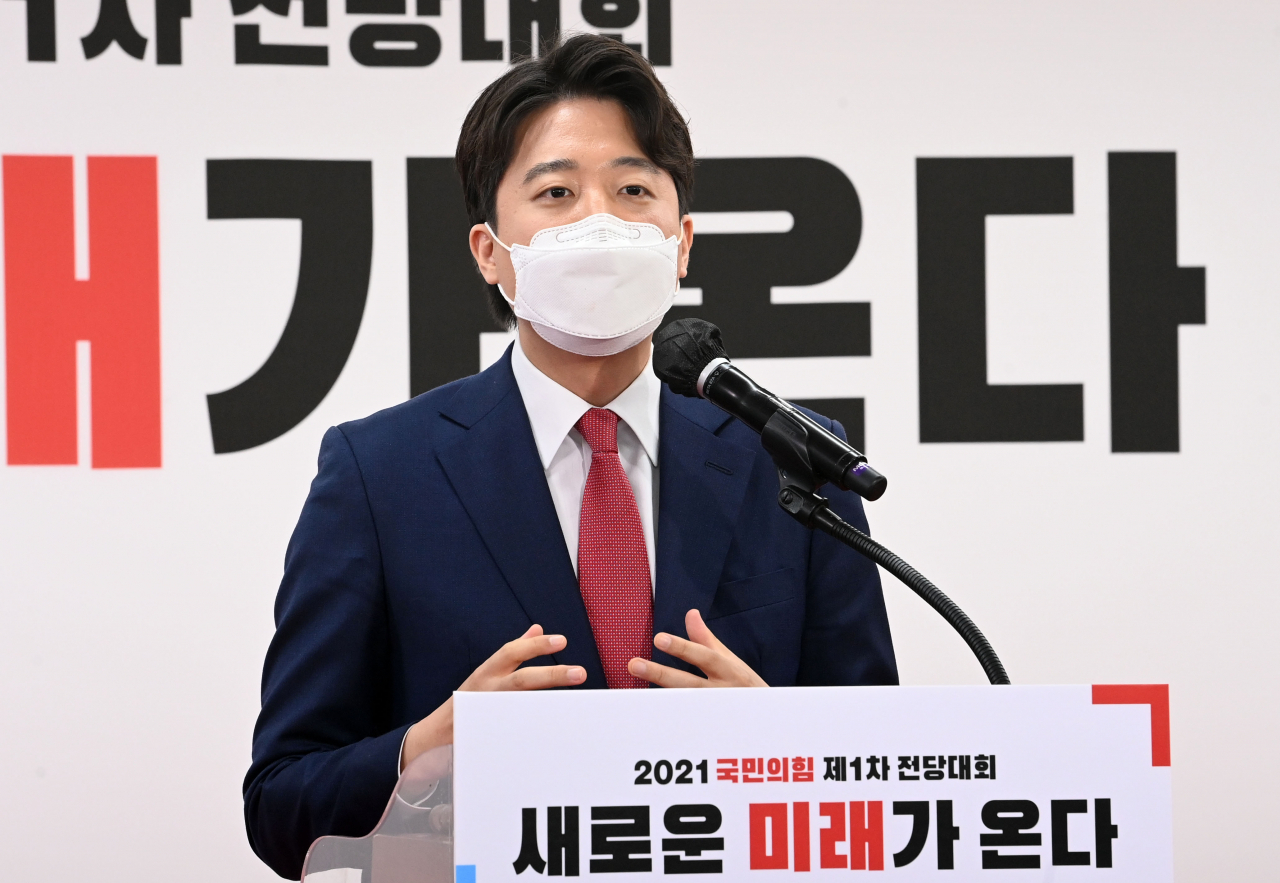 국민의힘 이준석 신임 당대표가 11일 서울 여의도 국민의힘 중앙당사에서 열린 제1차 전당대회에서 당대표로 선출된 뒤 수락연설을 하고 있다. [연합]