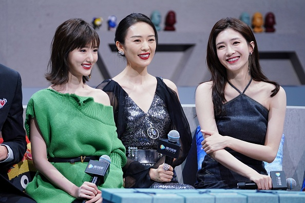 '겨우, 서른'의 세 주인공이 지난 3월 상하이에서 열린 한 TV드라마 시상식에서 활짝 웃고 있다. [게티이미지]