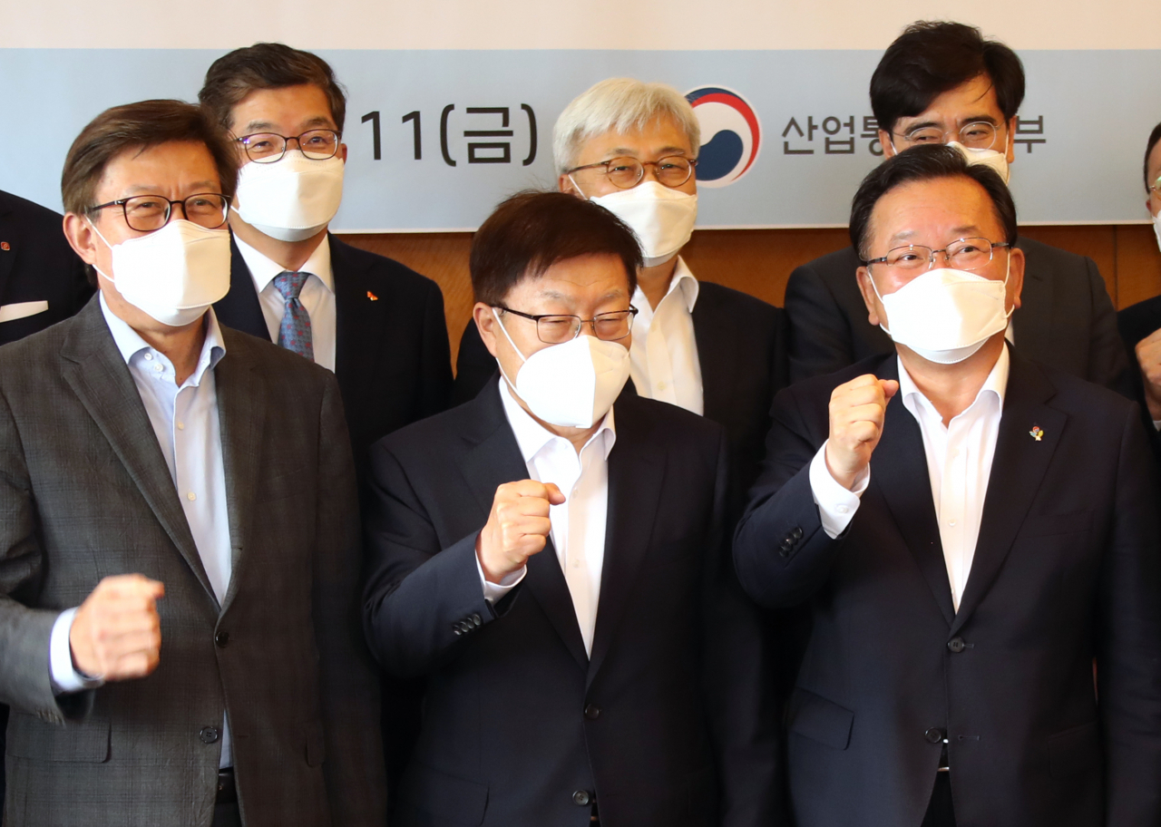 김부겸 (앞줄 오른쪽)국무총리가 11일 서울 중구 롯데호텔에서 열린 부산엑스포 유치 재계간담회에 참석해 기념 촬영을 하고 있다. 앞줄 왼쪽부터 박형준 부산시장, 김영주 유치위원장 내정자, 김부겸 총리. 이날 간담회에는 이인용 삼성전자 사장, 공영운 현대자동차 사장, 나경수 SK 사장, 이방수 LG 사장, 이동우 롯데지주 사장 등 5대 그룹 사장단과 문승욱 산업통상자원부 장관, 박형준 시장, 김영주 내정자, 구자열 무역협회 회장 등이 참석했다. [연합]