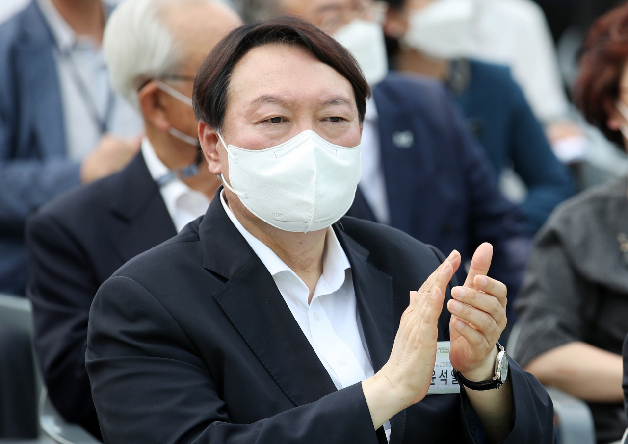 윤석열 전 검찰총장이 지난 9일 오후 서울 남산예장공원 개장식에서 박수치고 있다. [연합]