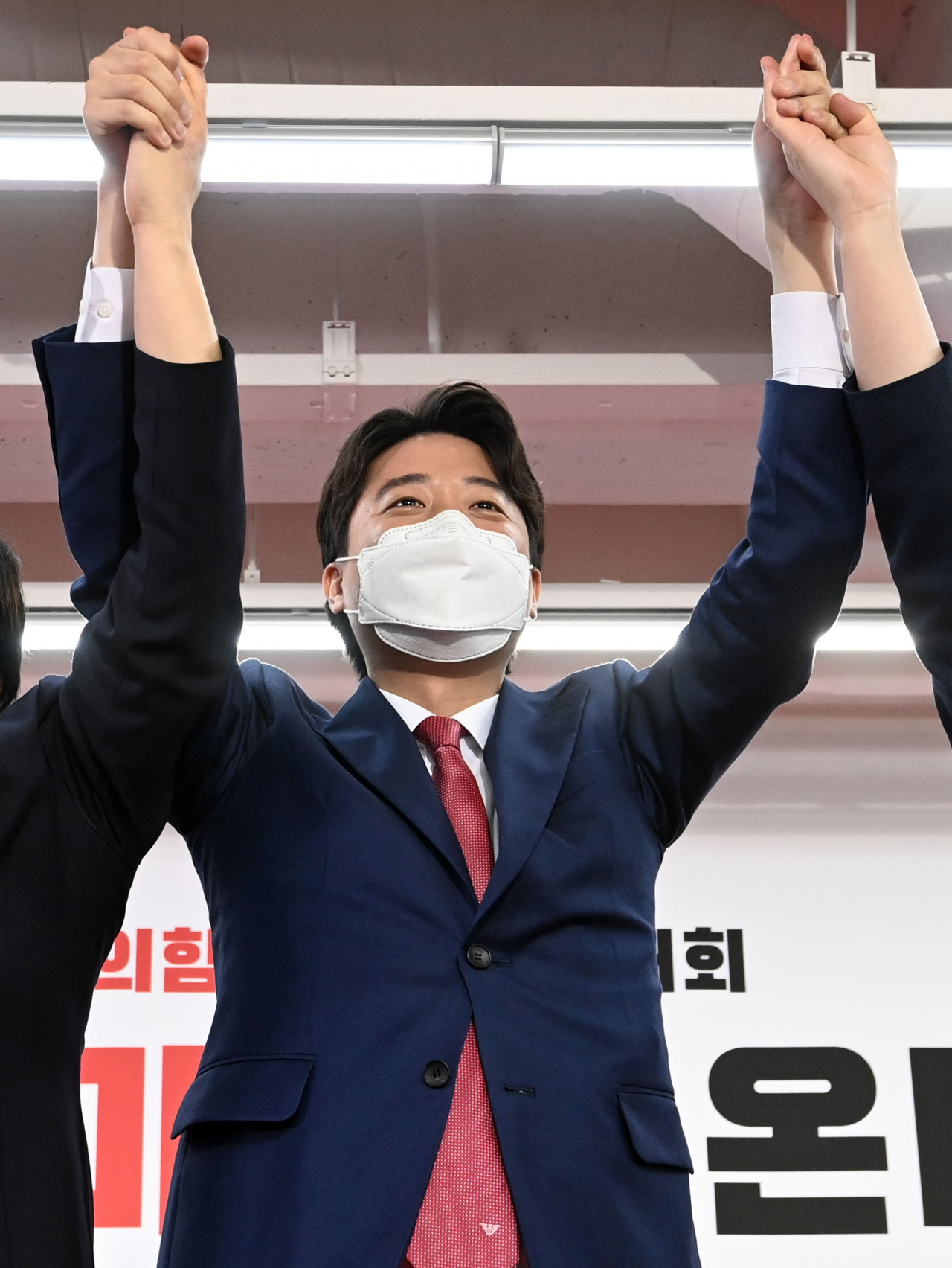 국민의힘 이준석 신임 당 대표가 11일 오전 서울 여의도 국민의힘 당사에서 열린 1차 전당대회에서 당 대표로 당선 된 뒤 인사하고 있다. [연합]