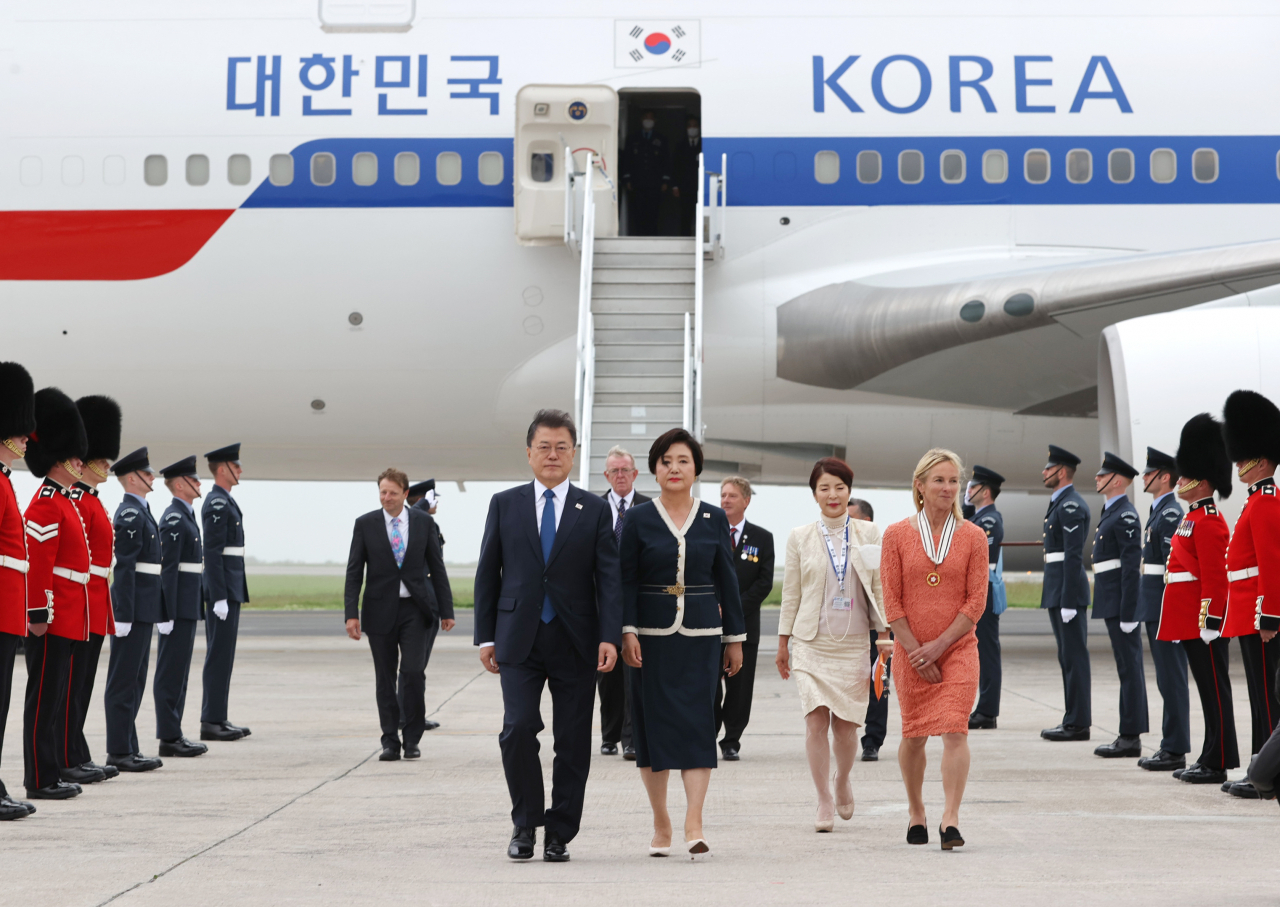 G7 정상회의 참석차 영국을 방문한 문재인 대통령이 11일(현지시간) 영국 콘월 뉴키 공항에 도착해 부인 김정숙 여사와 공군 1호기에서 내리고 있다. ]연합]