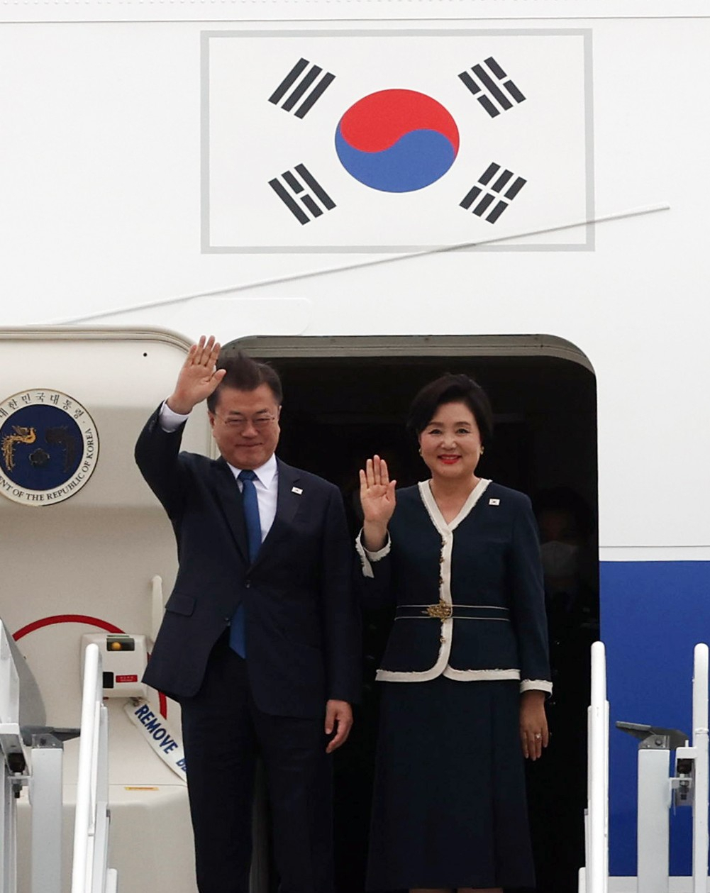 G7 정상회의 참석차 영국을 방문한 문재인 대통령이 11일(현지시간) 영국 콘월 뉴키 공항에 도착해 김정숙 여사와 공군 1호기에서 내리며 인사하고 있다. [연합]