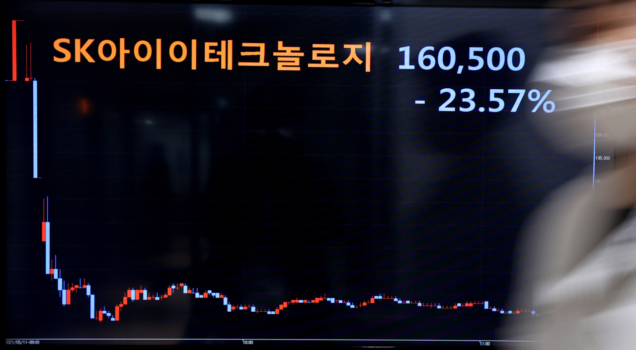 SK아이이테크놀로지(SKIET)가 유가증권시장에 상장한 11일 오전 서울 종로구 연합인포맥스에 설치된 화면에 SKIET 시간대별 주가 그래프가 표시되어 있다. 21만원에 거래된 SKIET 시초가는 상장 직후 소폭 상승했으나 이후 장중 약 20% 이상 하락해 15만4500원에 거래를 마친 바 있다. [연합]