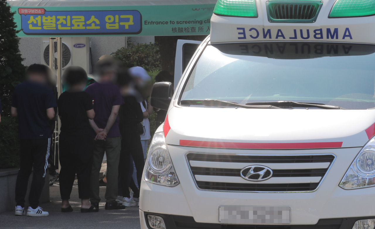 12일 오전 서울 강동구 보건소 선별진료소에서 시민들이 코로나19 검사를 받기 위해 대기하고 있다. 중앙방역대책본부는 이날 0시 기준으로 신규 확진자가 565명 늘어 누적 14만7천422명이라고 밝혔다. [연합]