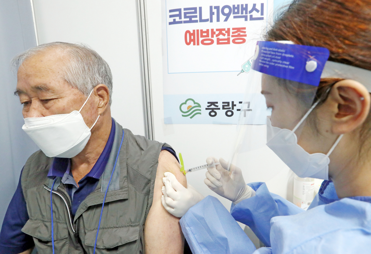 지난 9일 오전 서울 중랑문화체육관에 마련된 코로나19 접종센터에서 한 시민이 백신 접종을 받고 있다. [연합]