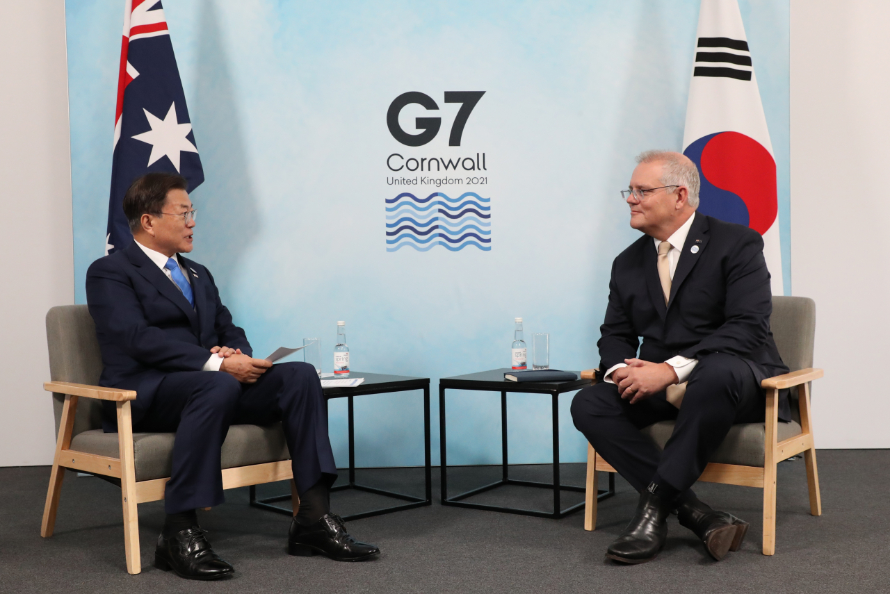 G7 정상회의 참석차 영국을 방문 중인 문재인 대통령이 12일(현지시간) 영국 콘월 트레게나 캐슬 호텔에서 스콧 모리슨 호주 총리와 양자회담을 하고 있다. [연합]