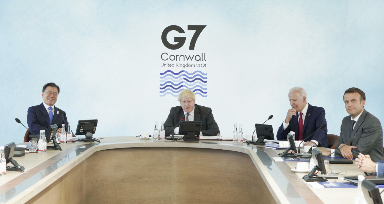 G7 정상회의 참석차 영국을 방문 중인 문재인 대통령이 12일(현지시간) 오후 영국 콘월 카비스베이에서 코로나19 백신 공급 확대 및 보건 역량 강화 방안을 다룰 확대회의 1세션에 참석해 있다. 왼쪽부터 문 대통령, 영국 보리스 존슨 총리, 미국 조 바이든 미국 대통령, 프랑스 에마뉘엘 마크롱 대통령. [연합]