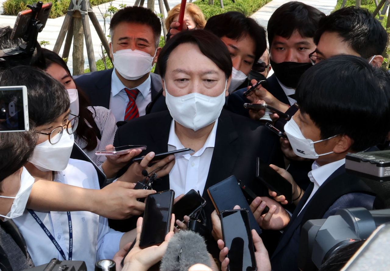 윤석열 전 검찰총장이 9일 오후 열린 서울 남산예장공원 개장식에 참석하기 앞서 취재진의 질문에 답하고 있다. [연합]
