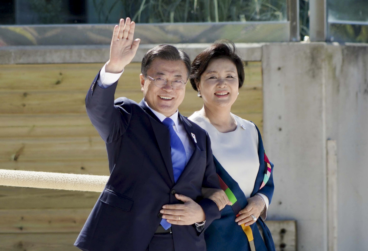 G7 정상회의 참석차 영국을 방문 중인 문재인 대통령이 부인 김정숙 여사와 함께 12일(현지시간) 영국 콘월 카비스베이 해변 가설무대에서 열린 초청국 공식 환영식에 참석하고 있다. [연합]
