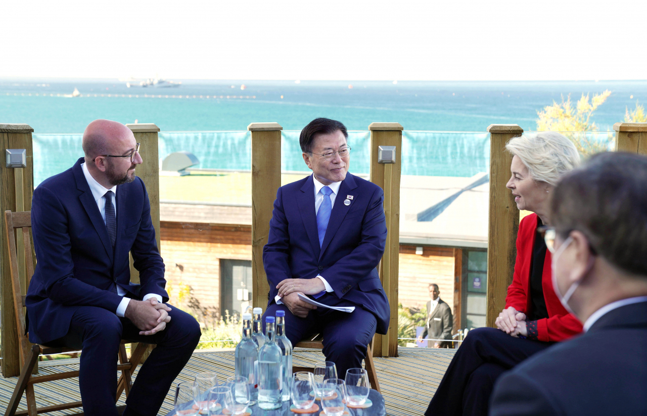 G7 정상회의 참석차 영국을 방문 중인 문재인 대통령이 12일(현지시간) 영국 콘월 카비스베이에서 우르줄라 폰데어라이엔 EU 집행위원장(오른쪽), 샤를 미셸 EU 정상회의 상임의장(왼쪽)과 한-EU 정상회담을 하고 있다. [연합]