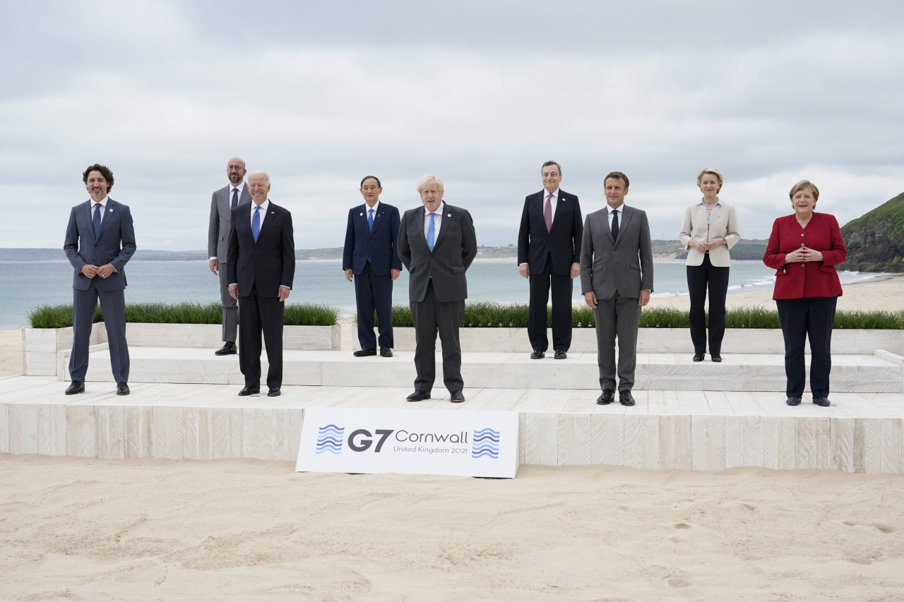 주요 7개국(G7) 정상들이 지난 11일(현지시간) 영국 콘월에서 열린 G7 정상회의에서 기념 촬영을 하고 있다. (왼쪽부터) 쥐스탱 트뤼도 캐나다 총리, 샤를 미셸 유럽연합(EU) 정상회의 상임의장, 조 바이든 미국 대통령, 스가 요시히데 일본 총리, 보리스 존슨 영국 총리, 마리오 드라기 이탈리아 총리, 에마뉘엘 마크롱 프랑스 대통령, 우르줄라 폰데어라이엔 EU 집행위원장, 앙겔라 메르켈 독일 총리. [AP]