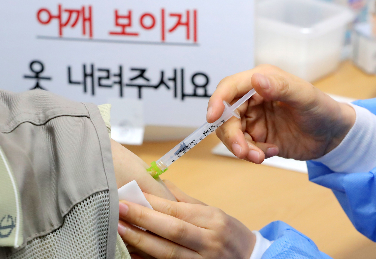 서울 강동구 예방접종센터에서 한 어르신이 백신을 접종받고 있다. [연합]