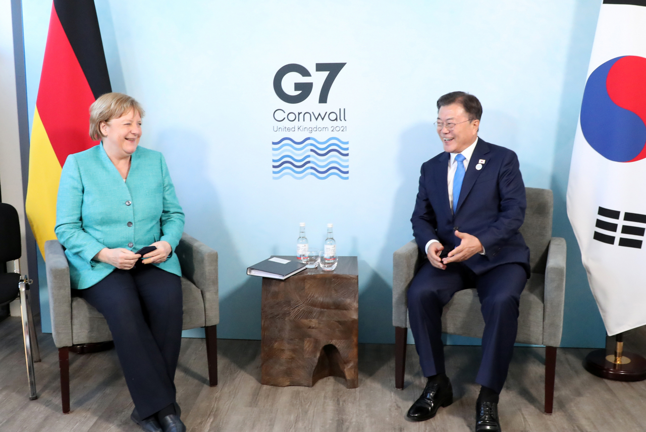 G7 정상회의 참석차 영국을 방문 중인 문재인 대통령이 12일(현지시간) 영국 콘월 카비스베이 양자회담장에서 열린 앙겔라 메르켈 독일 총리와의 양자회담에서 대화하고 있다. [연합]