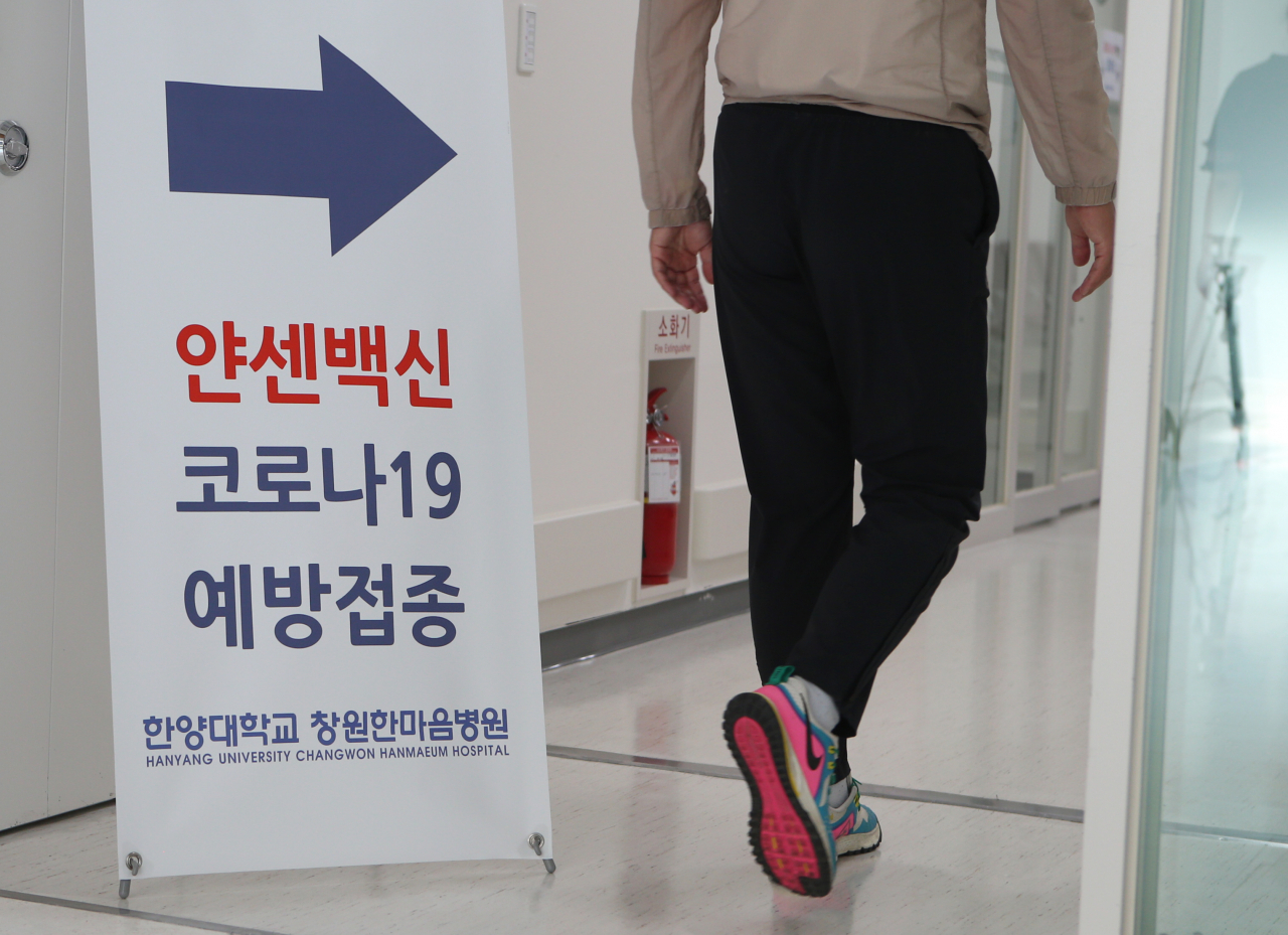 30세 이상 예비군·민방위 등에 대한 신종 코로나바이러스 감염증(코로나19) 얀센 백신 접종이 시작된 지난 10일 경남 한양대학교 창원한마음병원에서 한 시민이 접종실로 들어가고 있다. [연합]
