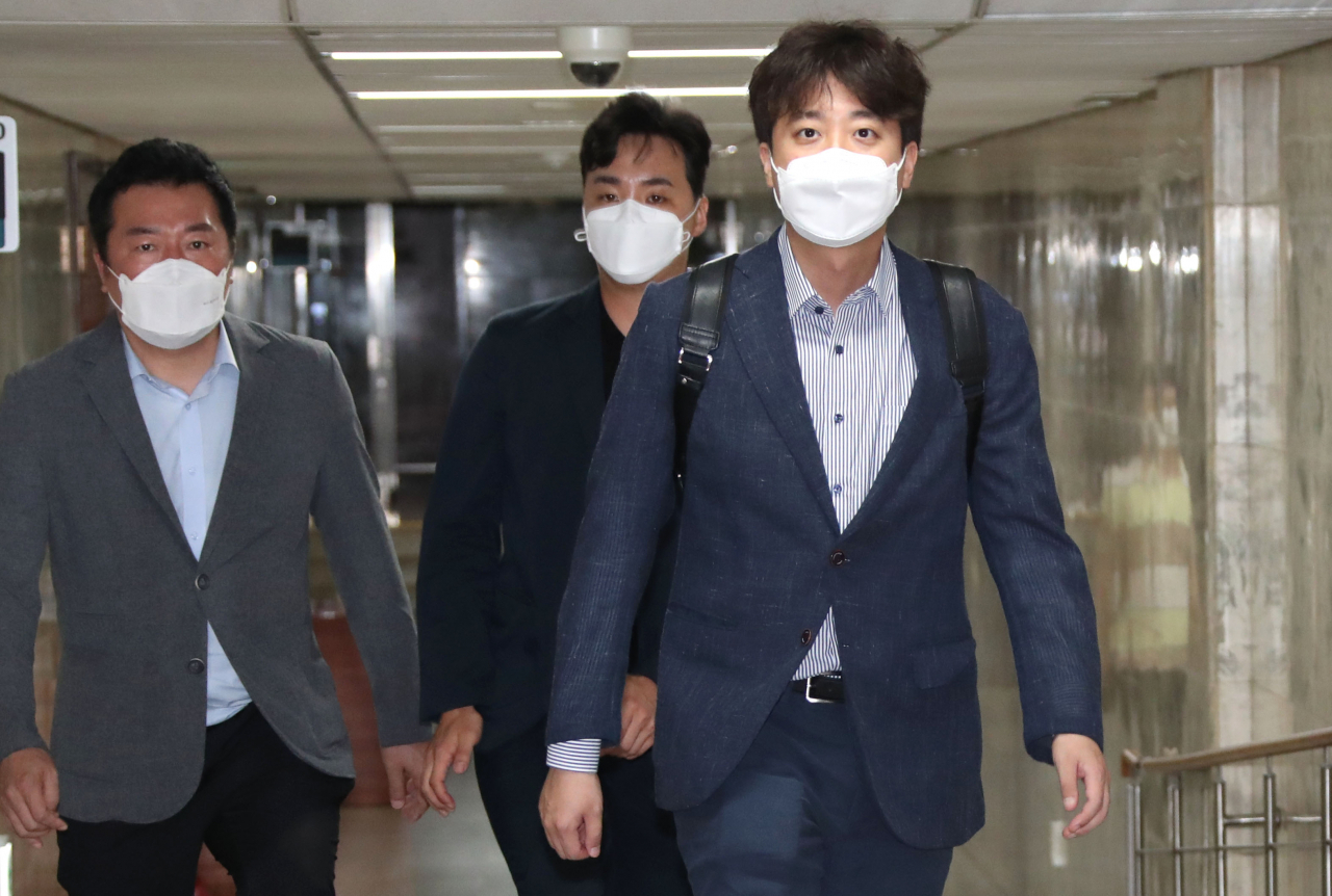 국민의힘 이준석 대표가 13일 오전 서울 영등포구 국회의사당 대표실로 첫 출근하고 있다. [사진=연합]