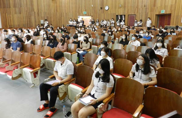 전남외고 2022학년도 입학설명회가 12일 코로나 방역수칙에 따라 100명 미만 규모로 교내에서 열리고 있다.