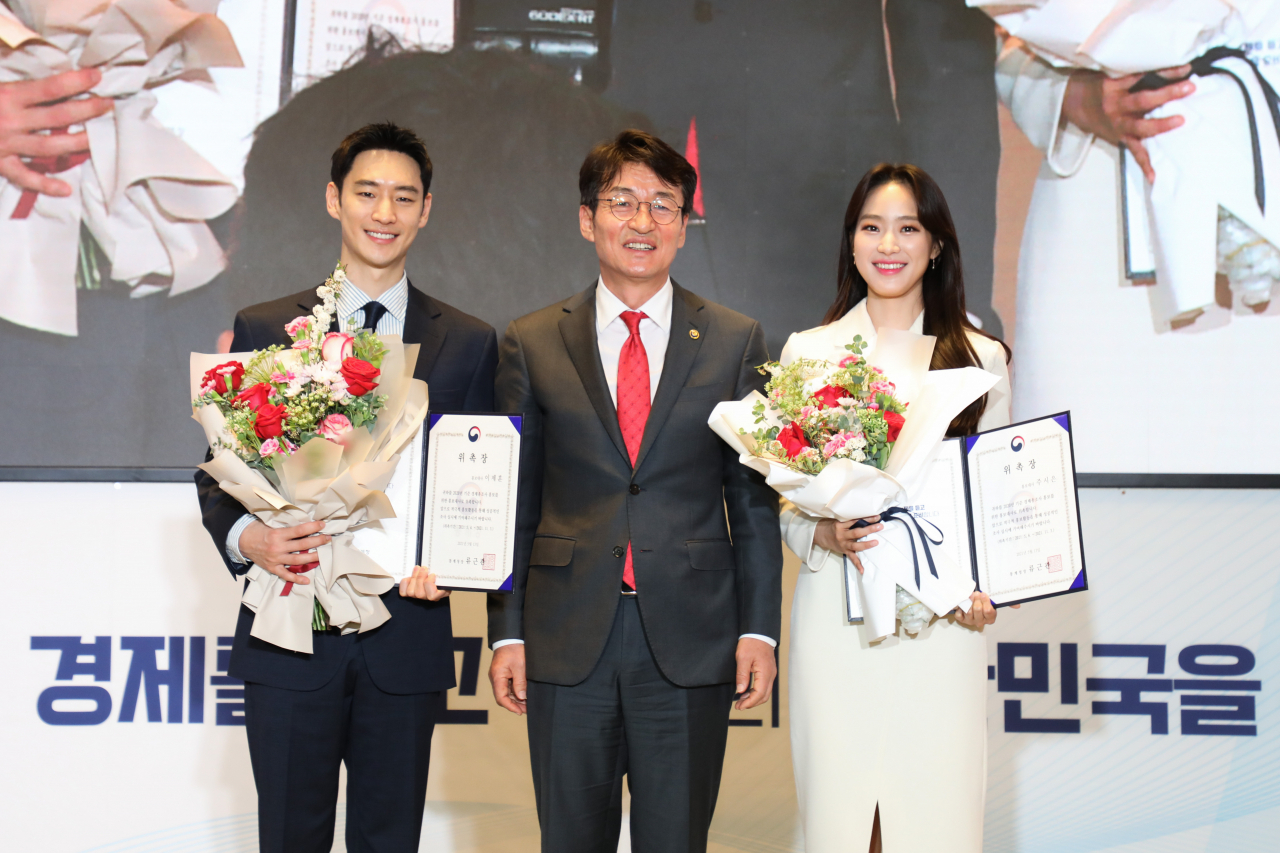 류근관(가운데) 통계청장이 지난달 13일 오전 서울 송파구 스카이31에서 열린 '2020년 기준 경제총조사 홍보대사 위촉식'에서 홍보대사 배우 이제훈(왼쪽), 아나운서 주시은과 함께 기념촬영을 하고 있다. [통계청 제공]